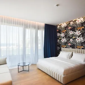Flamingo & Hotel Radhimë